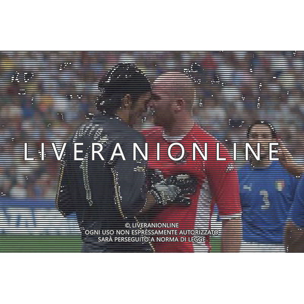 MILANO STADIO MEAZZA DI SAN SIRO 06/09/2003 ITALIA-GALLES QUALIFICAZIONI EURO 2004 NELLA FOTO RISSA TRA BUFFON E HARTSON* FOTO ALDO LIVERANI
