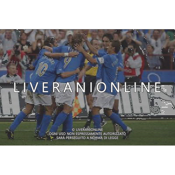 MILANO STADIO MEAZZA DI SAN SIRO 06/09/2003 ITALIA-GALLES QUALIFICAZIONI EURO 2004 NELLA FOTO ESULTANZA ABBRACCI ITALIA* FOTO ALDO LIVERANI