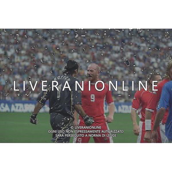 Milano 06/09/2003 Italia-Galles Nella foto: Buffon Gianluigi e Hartson John Ph Gianni Nucci/Aldo Liverani