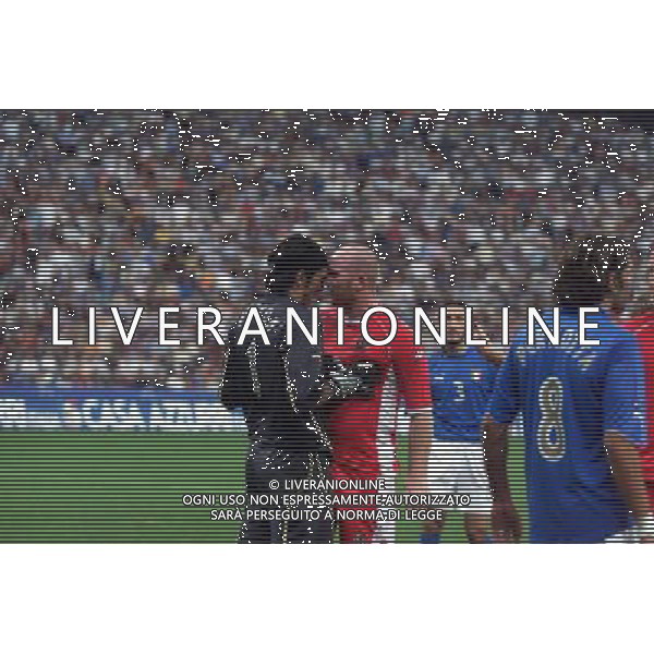 Milano 06/09/2003 Italia-Galles Nella foto: Buffon Gianluigi e Hartson John Ph Gianni Nucci/Aldo Liverani