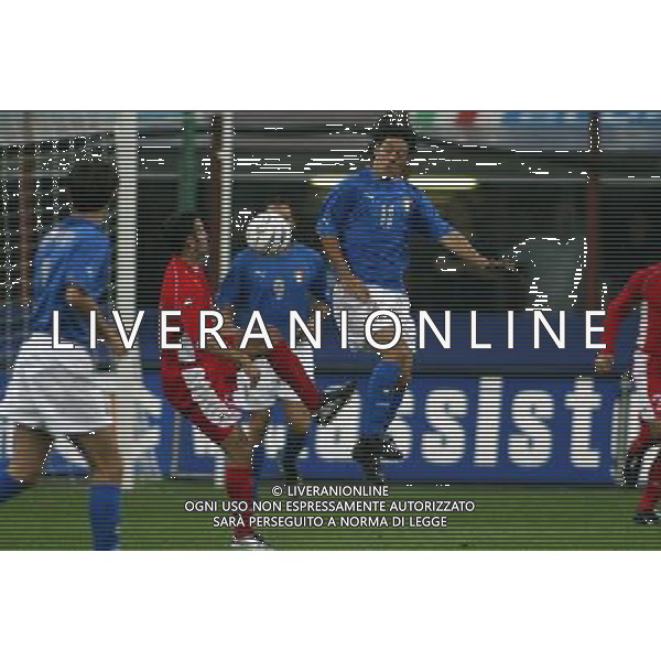 Milano 06/09/2003 Italia-Galles Nella foto: Camoranesi Mauro German e Giggs Ryan Joseph Ph Gianni Nucci/Aldo Liverani
