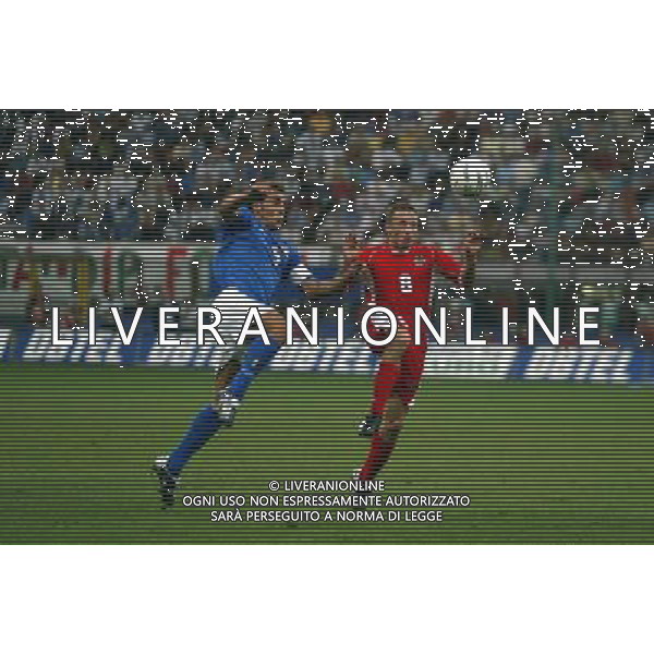 ITALIA-GALLES 60/9/2003 QULIFICAZIONI EURO 2004 NELLA FOTO FABIO CANNAVARO CON BELLAMY CRAIG DOUGLAS FOTO ALDO LIVERANI
