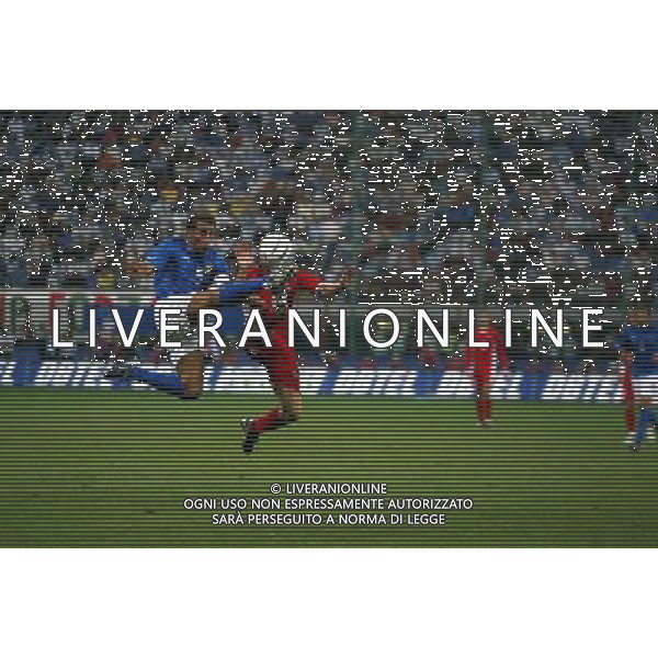 ITALIA-GALLES 60/9/2003 QULIFICAZIONI EURO 2004 NELLA FOTO FABIO CANNAVARO CON BELLAMY CRAIG DOUGLAS FOTO ALDO LIVERANI