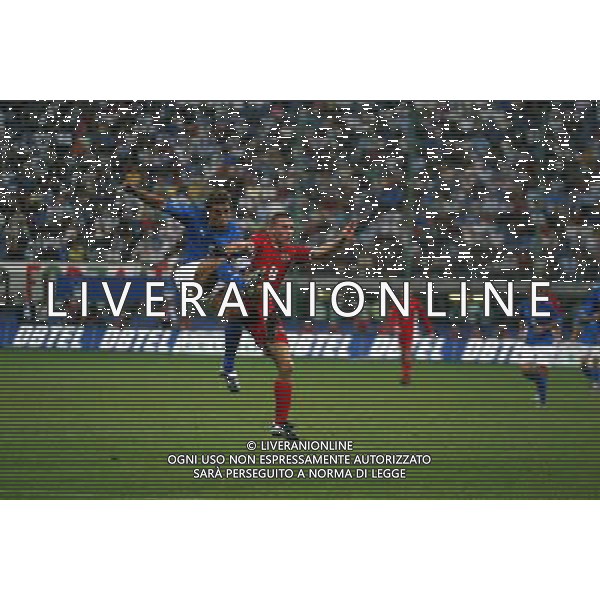 ITALIA-GALLES 60/9/2003 QULIFICAZIONI EURO 2004 NELLA FOTO FABIO CANNAVARO CON BELLAMY CRAIG DOUGLAS FOTO ALDO LIVERANI