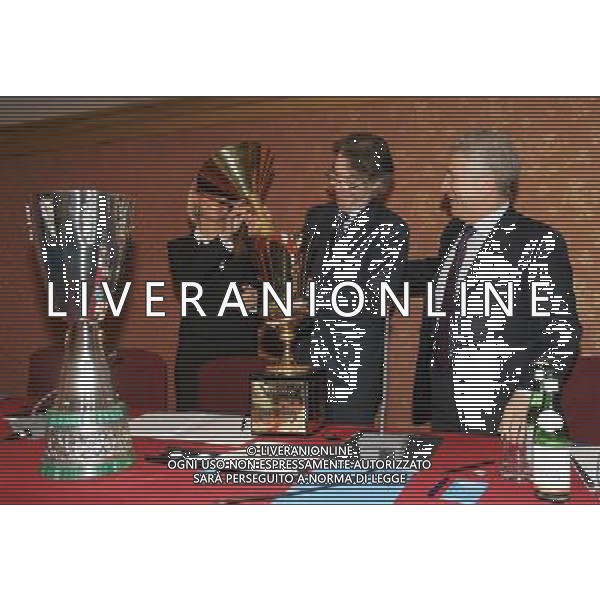 Milano 18 dicembre 2006 Hotel Principe di Savoia Assemblea Lega Calcio e premiazioni trofei 2005/2006 nella foto: moratti massimo con la coppa del campionato la coppa italia e lasupercoppa europea foto Luzzani / Ag. Aldo Liverani
