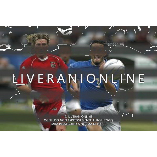 Milano 06/09/2003 Italia-Galles Nella foto: Zambrotta Gianluca e Savage Robert William Ph Gianni Nucci/Aldo Liverani