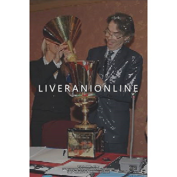 Milano 18/12/2006 consiglio generale lega calcio e premiazione anno sportivo 2005/06 nella foto moratti massimo con le coppe coppa italia e campionato ph marco luzzani/ag aldo liverani s.a.s.