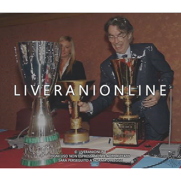 Milano 18/12/2006 consiglio generale lega calcio e premiazione anno sportivo 2005/06 nella foto moratti massimo con le tre coppe coppa italia, campionato e supercoppa italia ph marco luzzani/ag aldo liverani s.a.s.