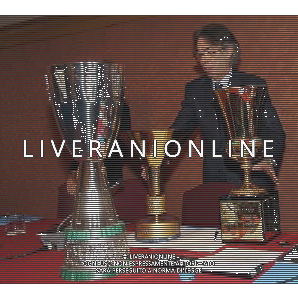 Milano 18/12/2006 consiglio generale lega calcio e premiazione anno sportivo 2005/06 nella foto moratti massimo con le tre coppe coppa italia, campionato e supercoppa italia ph marco luzzani/ag aldo liverani s.a.s.