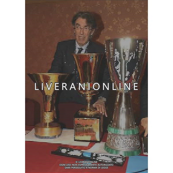 Milano 18/12/2006 consiglio generale lega calcio e premiazione anno sportivo 2005/06 nella foto moratti massimo con le tre coppe coppa italia, campionato e supercoppa italia ph marco luzzani/ag aldo liverani s.a.s.
