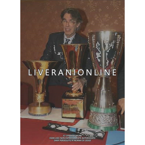 Milano 18/12/2006 consiglio generale lega calcio e premiazione anno sportivo 2005/06 nella foto moratti massimo con le tre coppe coppa italia, campionato e supercoppa italia ph marco luzzani/ag aldo liverani s.a.s.