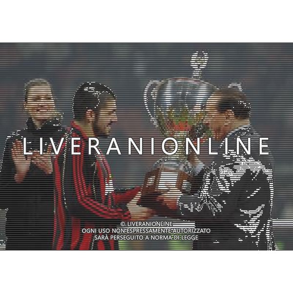 Milan - Juventus Trofeo Berlusconi 06/01/2007 nella foto il presidente Silvio Berlusconi premia Gennaro Gattuso ph luzzani/ag. Aldo Liverani