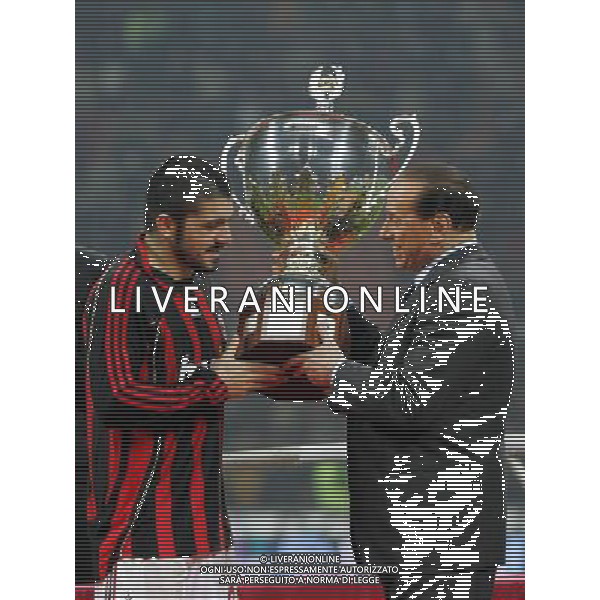 Milan - Juventus Trofeo Berlusconi 06/01/2007 nella foto il presidente Silvio Berlusconi premia Gennaro Gattuso ph luzzani/ag. Aldo Liverani