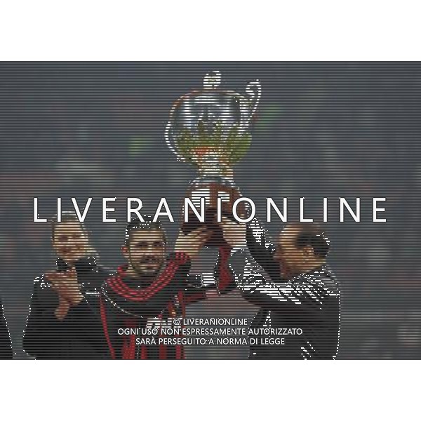 Milan - Juventus Trofeo Berlusconi 06/01/2007 nella foto il presidente Silvio Berlusconi premia Gennaro Gattuso ph luzzani/ag. Aldo Liverani