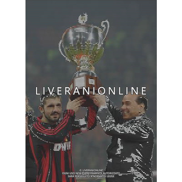 Milan - Juventus Trofeo Berlusconi 06/01/2007 nella foto il presidente Silvio Berlusconi premia Gennaro Gattuso ph luzzani/ag. Aldo Liverani