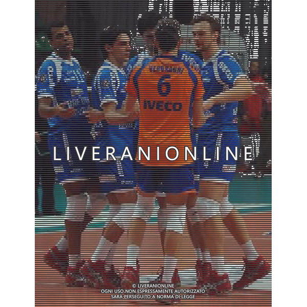 CUNEO 07/01/2007 CAMPIONATO DI PALLAVOLO SERIE A1 TIM BRE BANCA LANNUTTI CUNEO-LUBE BANCA MACERATA NELLA FOTO ESULTANZA CUNEO PH GIGI ARCAINI/AG.ALDO LIVERANI