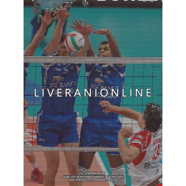 CUNEO 07/01/2007 CAMPIONATO DI PALLAVOLO SERIE A1 TIM BRE BANCA LANNUTTI CUNEO-LUBE BANCA MACERATA NELLA FOTO OMRCEN IGOR CON ABBADI MANIUS PH GIGI ARCAINI/AG.ALDO LIVERANI