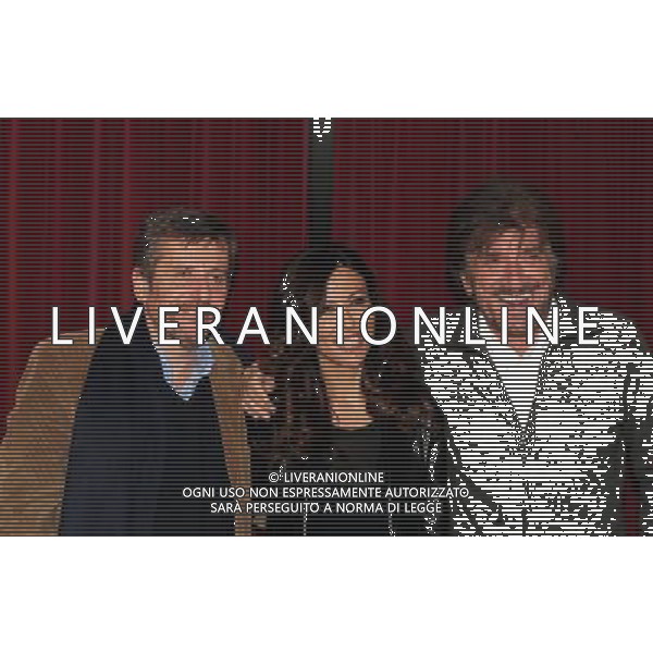 MILANO 8 GENNAIO 2007 PRESENTAZIONE DELLO SPETTACOLO TEATRALE \'LA PRESIDENTESSA\' REGIA DI GIGI PROIETTI NELLA FOTO:MAURIZIO MICHELI SABRINA FERILLI E GIGI PROIETTI PH FRANKY-AG ALDO LIVERANI