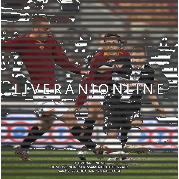 Roma - Parma - 10 / 01 / 2007 - TIM CUP 2006/2007 Quarti di Finale Andata Coppa Italia nella foto: Filippo SAVI contrastato da Daniele DE ROSSI e Rodrigo TADDEI ph Corradetti / ag. Aldo Liverani