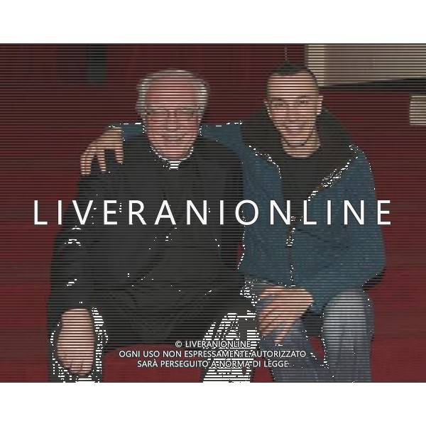 MILANO 12 GENNAIO 2007 CONFERENZA STAMPA PRESENTAZIONE DELLO SPETACCOLO TEATRALE \'L\' UOMO DAI MILLE VOLTI CON ARTURO BRACHETTI NELLA FOTO:DON MANTELLI SILVIO E ARTURO BRACHETTI PH FRANKY-AG ALDO LIVERANI