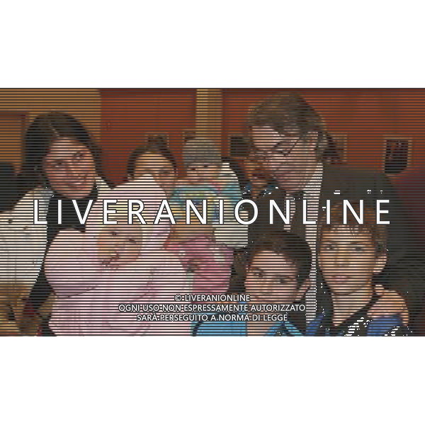 Milano 19 gennaio 2007 Massimo Moratti insieme a Don Colmegna inaugura la nuova sede Inter Club Casa della carita\' in via Brambilla nella foto: Massimo Moratti con dei bambini Rom foto Agenzia Aldo Liverani