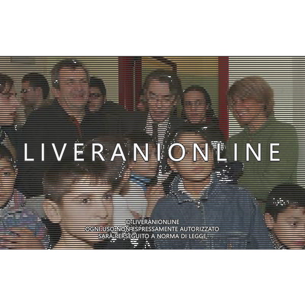 Milano 19 gennaio 2007 Massimo Moratti insieme a Don Colmegna inaugura la nuova sede Inter Club Casa della carita\' in via Brambilla nella foto: Massimo Moratti e Don Colmegna con dei bambini Rom foto Agenzia Aldo Liverani