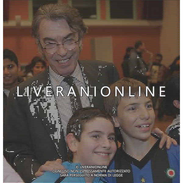 Milano 19 gennaio 2007 Massimo Moratti insieme a Don Colmegna inaugura la nuova sede Inter Club Casa della carita\' in via Brambilla nella foto: Massimo Moratti con dei bambini Rom foto Agenzia Aldo Liverani