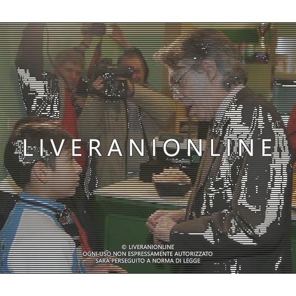 Milano 19 gennaio 2007 Massimo Moratti insieme a Don Colmegna inaugura la nuova sede Inter Club Casa della carita\' in via Brambilla nella foto: Massimo Moratti con dei bambini Rom foto Agenzia Aldo Liverani