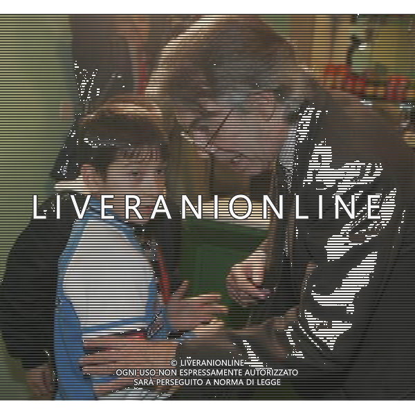 Milano 19 gennaio 2007 Massimo Moratti insieme a Don Colmegna inaugura la nuova sede Inter Club Casa della carita\' in via Brambilla nella foto: Massimo Moratti con dei bambini Rom foto Agenzia Aldo Liverani