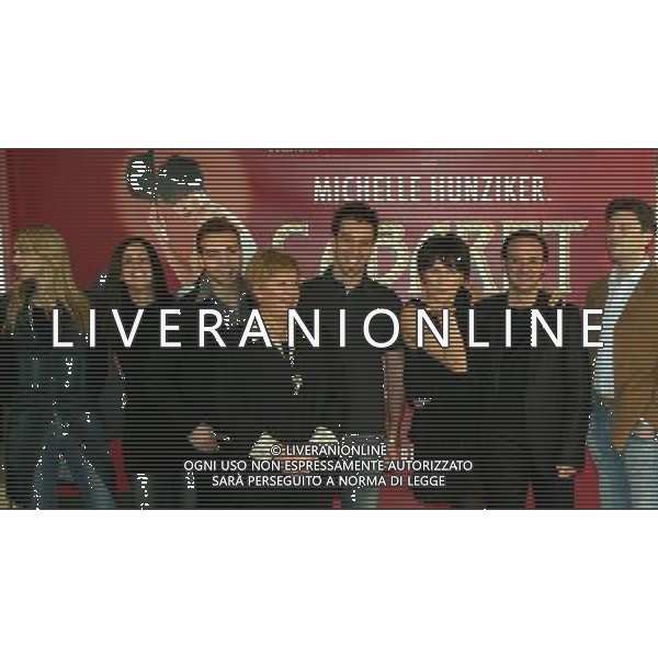 MILANO 24/1/2007 GRAN VISCONTI PALACE VIALE ISONZO PRESENTAZIONE DELOLO SPETTACOLO TEATRALE: -CABARET- NELLA FOTO MICHELLE HUNZIKER CON IL CAST DELLO SPETTACOLO FOTO ROMANO/AG ALDO LIVERANI 