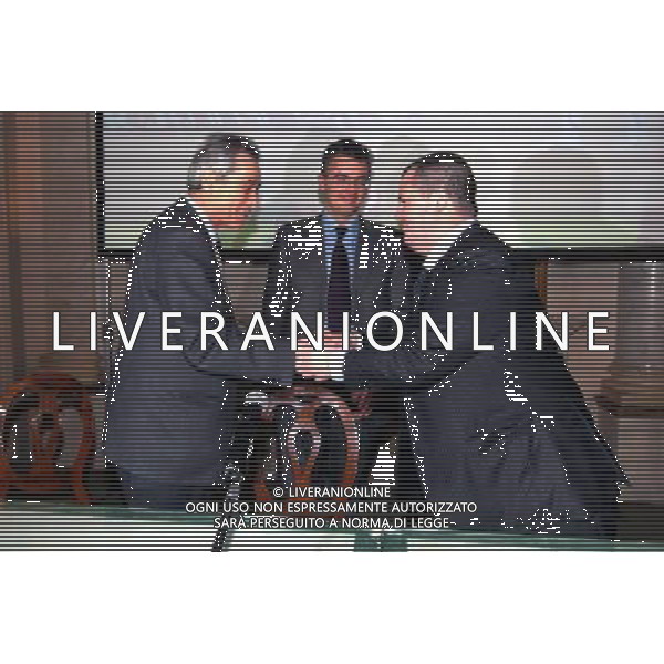 Parma, 25/01/2007 Presentazione Ufficiale nuova Proprieta\' Parma Calcio Fc nella foto La stretta di mano tra Enrico Bondi e Tommaso Ghirardi sotto gli occhi benevoli del presidente di BancaMonteParma Avv. Alberto Guareschi ph Edoardo Fornaciari/Ag. Al