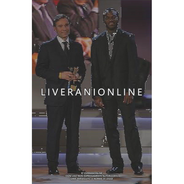 MILANO 29/01/2007 AUDITORIUM MILANO OSCAR DEL CALCIO AIC NELLA FOTO suazo premia scaglia per totti miglior goal FOTO LUZZANI MARCO-AGENZIA ALDO LIVERANI 