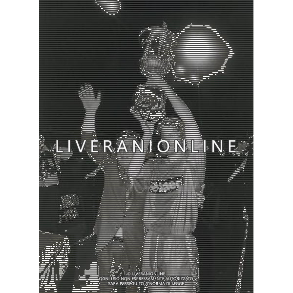 Il Presidente Romeo Anconetani con Sclosa con la Coppa Pisa Calcio vincitore della Mitropa Cup 31/05/1988 Ph. Archivio Ag. Aldo Liverani 