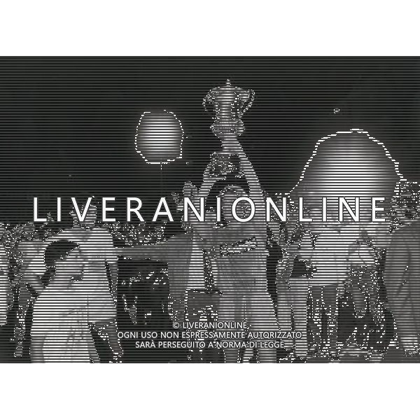 Il Presidente Romeo Anconetani con Sclosa con la Coppa Pisa Calcio vincitore della Mitropa Cup 31/05/1988 Ph. Archivio Ag. Aldo Liverani 