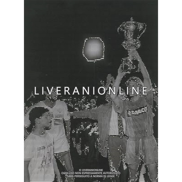 Il Presidente Romeo Anconetani con Sclosa con la Coppa Pisa Calcio vincitore della Mitropa Cup 31/05/1988 Ph. Archivio Ag. Aldo Liverani 