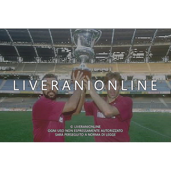 Torino - Pisa Mitropa Cup 1991 Nella foto : Leo Junior e Martin Vasquez con il trofeo Ph. Alessandro Falzone/Archivio Press Photo/Ag. Aldo Liverani 