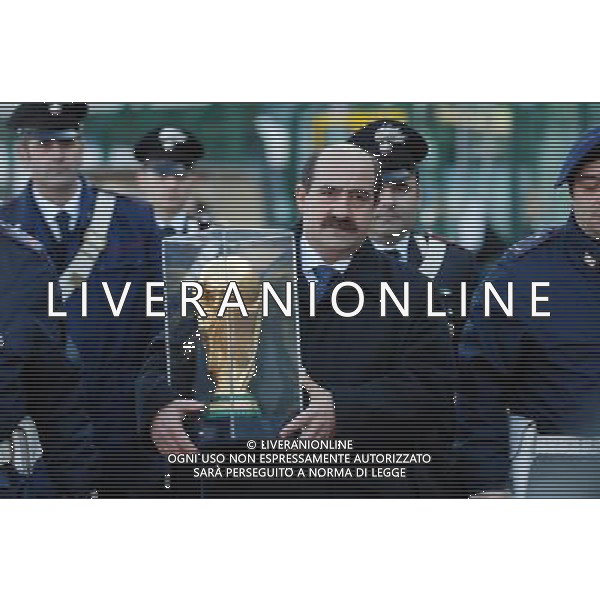 Roma - Genoa finale 59¡ Torneo \'Coppa Carnevale\' di Viareggio 19.02.2007 - Viareggio Nella Foto: Il presidente del centro giovani porta la coppa del mondo Ph.Vitez/Ag. Aldo Liverani