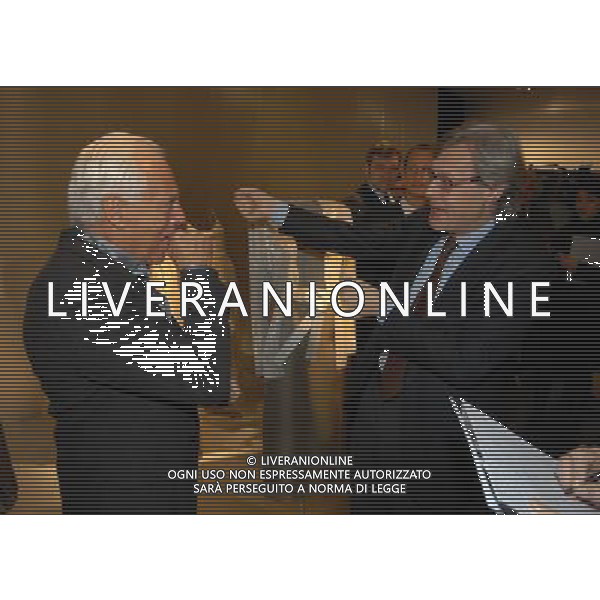 MILANO 19/2/2007 TRIENNALE MOSTRA DEI TRENTA ANNI DI ATTIVITA\' DI GIORGIO ARMANI NELLA FOTO GIORGIO ARMANI E VITTORIO SGARBI FOTO ROMANO/AG ALDO LIVERANI