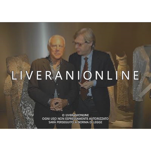 MILANO 19/2/2007 TRIENNALE MOSTRA DEI TRENTA ANNI DI ATTIVITA\' DI GIORGIO ARMANI NELLA FOTO GIORGIO ARMANI E VITTORIO SGARBI FOTO ROMANO/AG ALDO LIVERANI