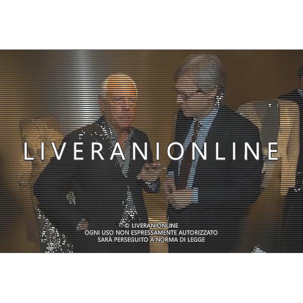 MILANO 19/2/2007 TRIENNALE MOSTRA DEI TRENTA ANNI DI ATTIVITA\' DI GIORGIO ARMANI NELLA FOTO GIORGIO ARMANI E VITTORIO SGARBI FOTO ROMANO/AG ALDO LIVERANI