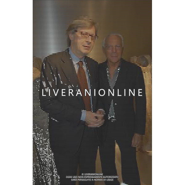 MILANO 19/2/2007 TRIENNALE MOSTRA DEI TRENTA ANNI DI ATTIVITA\' DI GIORGIO ARMANI NELLA FOTO GIORGIO ARMANI E VITTORIO SGARBI FOTO ROMANO/AG ALDO LIVERANI