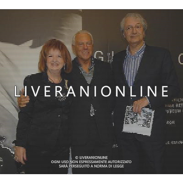 MILANO 19/2/2007 TRIENNALE MOSTRA DEI TRENTA ANNI DI ATTIVITA\' DI GIORGIO ARMANI NELLA FOTO TIZIANA MAIOLO, GIORGIO ARMANI E DAVIDE RAMPELLO FOTO ROMANO/AG ALDO LIVERANI
