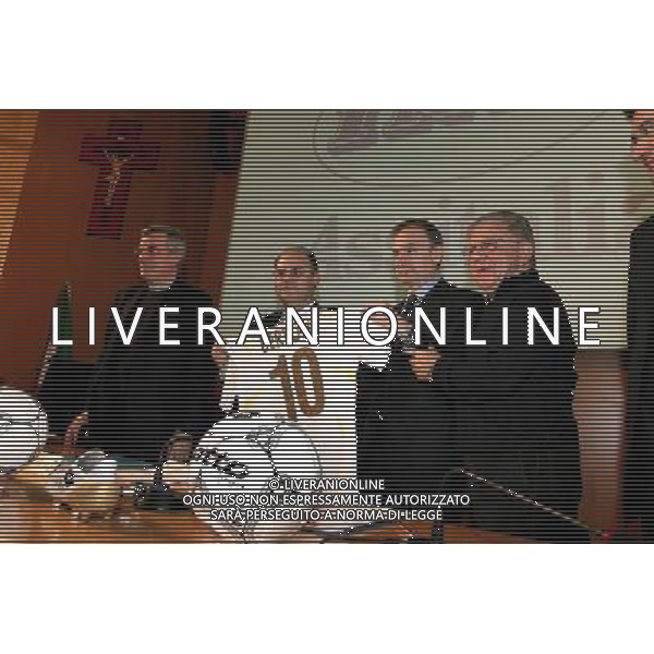 Roma, 20 02 2007 Conferenza stampa di presentazione della \'Clericus Cup\' prima edizione del campionato di calcio per preti e seminaristi provenienti da tutto il mondo promosso dal Csi. Nella foto: da sin. Mons Carlo Mazza, Edio Costantini (pres. CSI) Gia