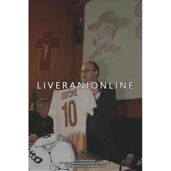 Roma, 20 02 2007 Conferenza stampa di presentazione della \'Clericus Cup\' prima edizione del campionato di calcio per preti e seminaristi provenienti da tutto il mondo promosso dal Csi. Nella foto: Edio Costantini (pres. CSI) presenta la maglia N. 10 del