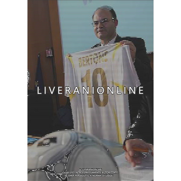 Roma, 20 02 2007 Conferenza stampa di presentazione della \'Clericus Cup\' prima edizione del campionato di calcio per preti e seminaristi provenienti da tutto il mondo promosso dal Csi. Nella foto: Edio Costantini (pres. CSI) presenta la maglia N. 10 del