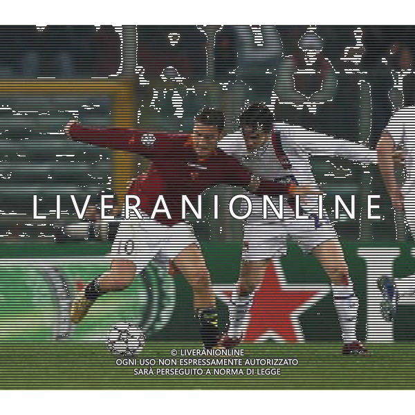 Roma - Lione Olympique Lyonnais - 21/02/2007 UEFA Champions League 2006-2007 Andata Ottavi di Finale nella foto: Francesco TOTTI marcato da Sébastien SQUILLACI ph Corradetti / Ag. Aldo Liverani