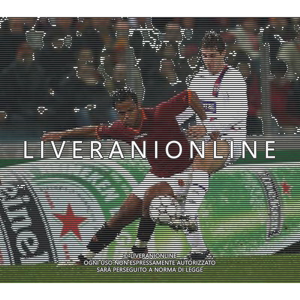 Roma - Lione Olympique Lyonnais - 21/02/2007 UEFA Champions League 2006-2007 Andata Ottavi di Finale nella foto: Alessandro Faiolhe Amantino MANCINI contrastato da François CLERC ph Corradetti / Ag. Aldo Liverani