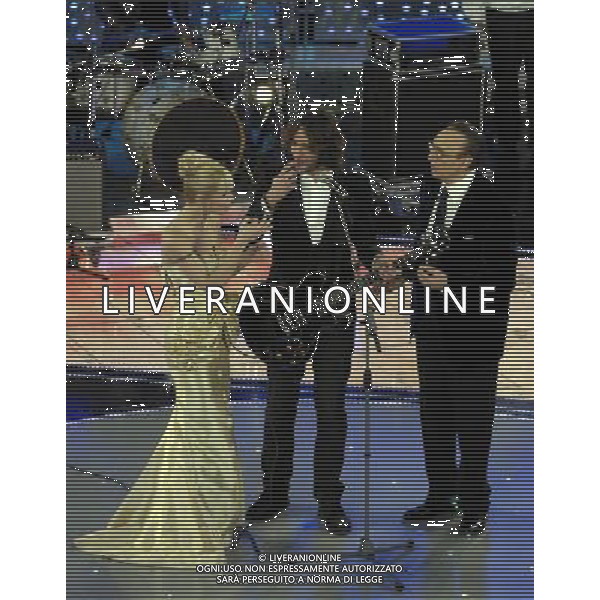 SAN REMO 27/2/2007 57° FESTIVAL DELLA CANZONE ITALIANA NELLA FOTO MICHELLE HUNZINKER E PIPPO BAUDO CON IL CHITARRISTA DE GRANDI ANIMALI MARINI FOTO AG ALDO LIVERANI