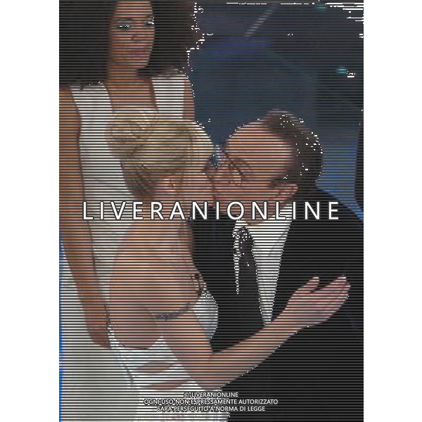 SAN REMO 27/2/2007 57° FESTIVAL DELLA CANZONE ITALIANA NELLA FOTO MICHELLE HUNZIKER E PIPPO BAUDO SI BACIANO ALLA FINE DELLA TRASMISSIONE FOTO AG ALDO LIVERANI