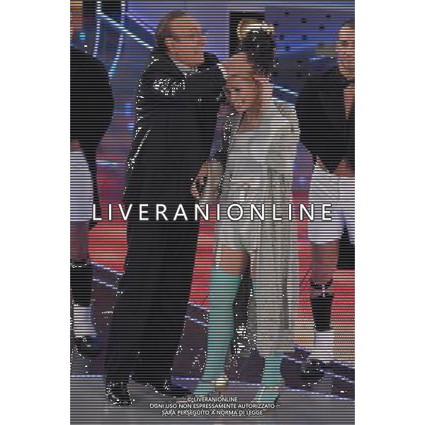 SAN REMO 28/2/2007 SECONDA SERATA 57¡ FESTIVAL DELLA CANZONE ITALIA NELLA FOTO MICHELLE HUNZIKER CON PIPPO BAUDO CHE LE TOGLIE LA PARRUCCA FOTO AG ALDO LIVERANI